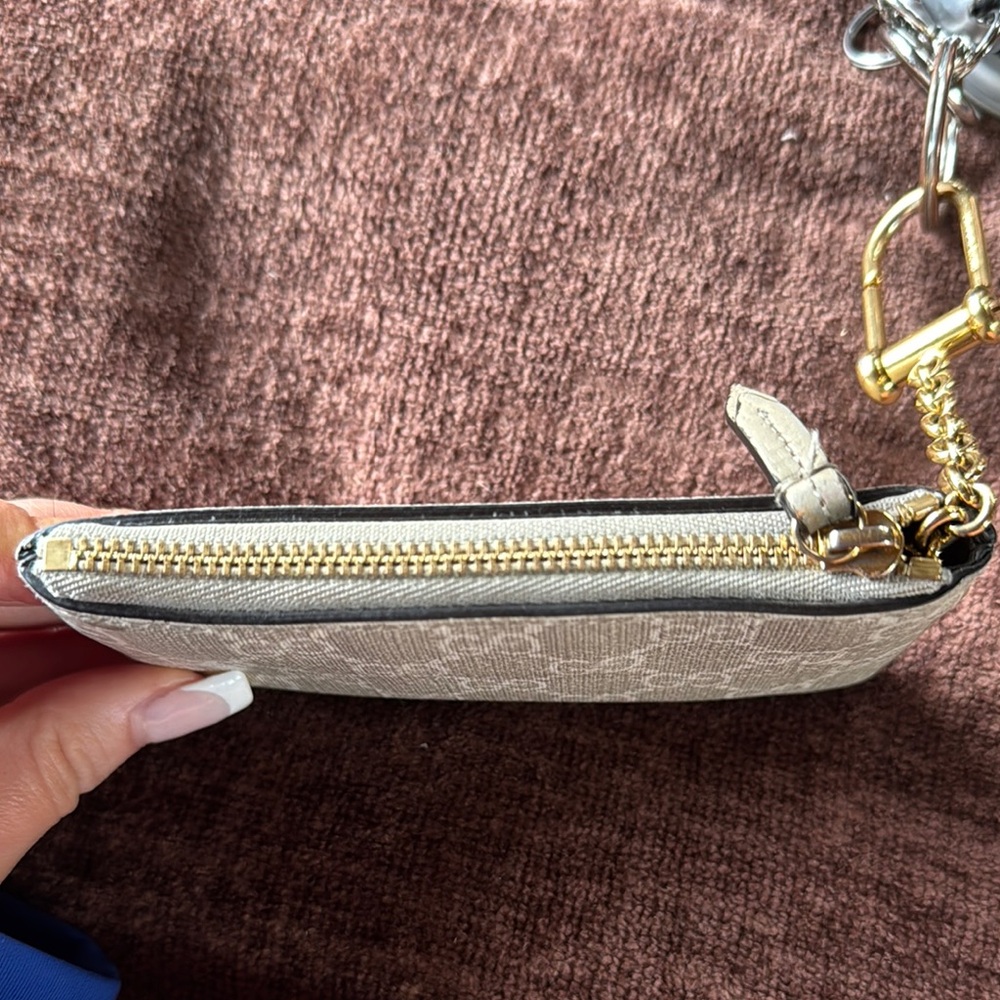 Gucci Beige Monogram Key Holder with Gold Chain - Picture 3 of 5
